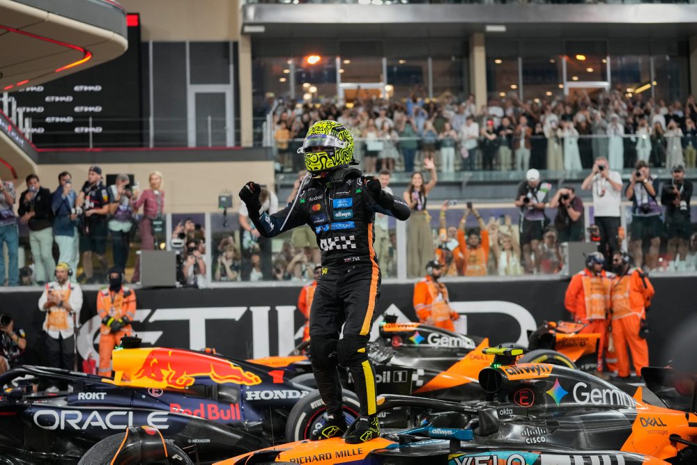 Brit Lando Norris novým majstrom sveta, stačilo mu na to tretie miesto na Veľkej cene Abú Zabí