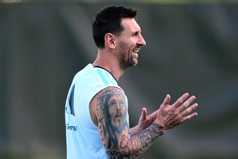Lionel Messi na tréningu argentínskej reprezentácie na MS vo futbale v USA  