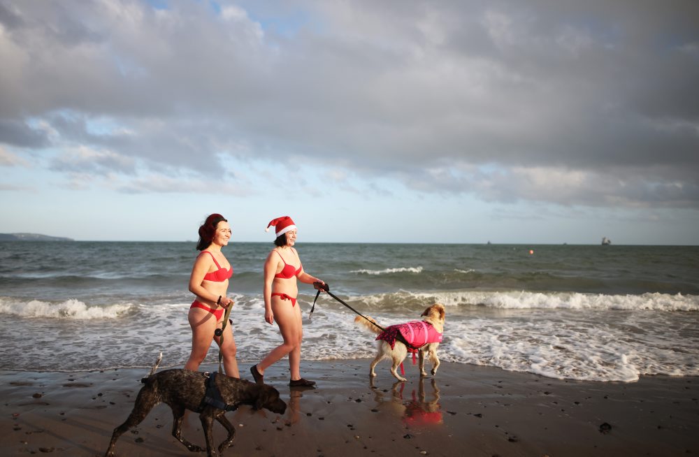 Kúpanie v studenej vode na vyzbieranie peňazí pre charitu v britskom meste Belfast