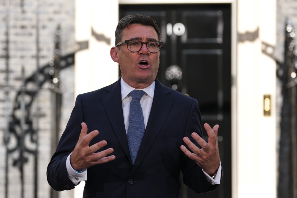 Burnham sa stal novým britským premiérom