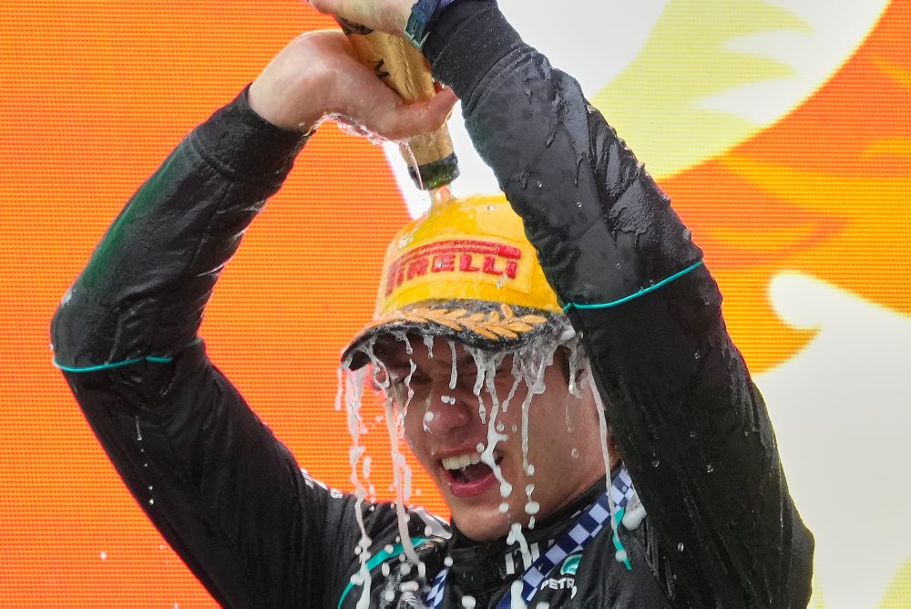 F1: Antonelli získal v Číne prvé víťazstvo v kariére, Hamilton na pódiu