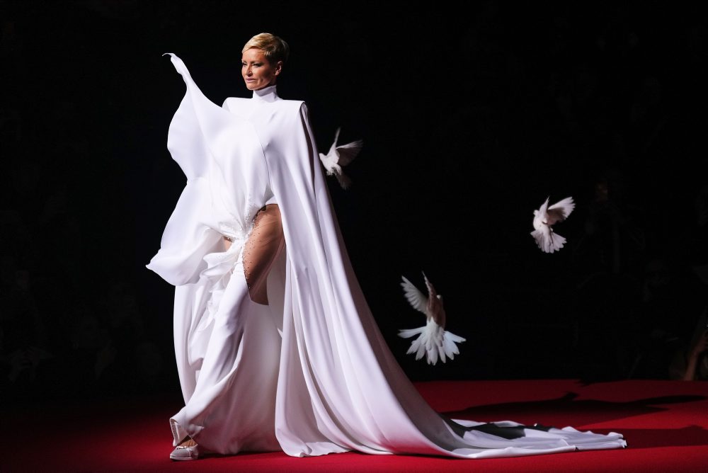 Slovenská modelka Adriana Sklenaříková na módnej prehliadke v Paríži