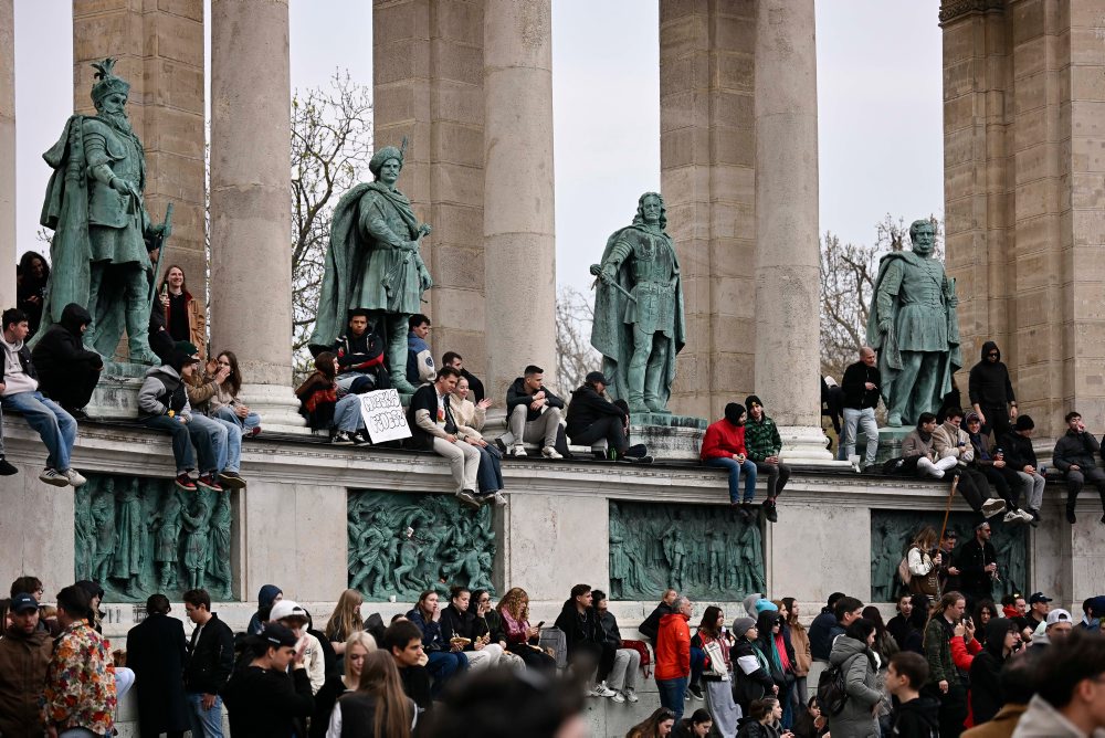 Maďarsko: Po protestnom koncerte v Budapešti pomáhali účastníci upratať námestie