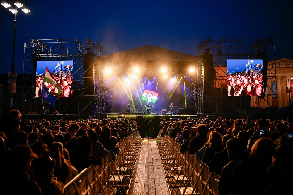 Maďarsko: Po protestnom koncerte v Budapešti pomáhali účastníci upratať námestie