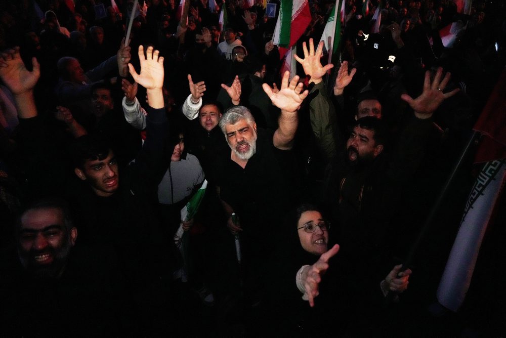 Zhromaždenie vládnych stúpencov v Teheráne po smrti ajatolláha Alího Chameneího