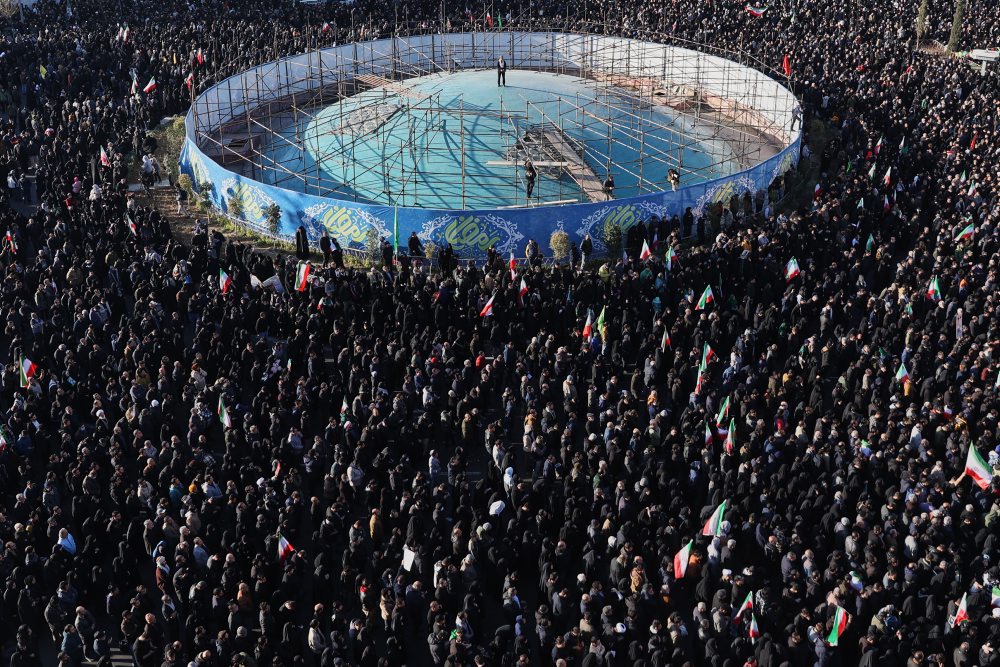 Zhromaždenie vládnych stúpencov v Teheráne po smrti ajatolláha Alího Chameneího