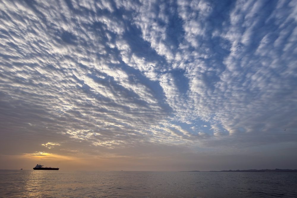 Irán útočí na lode snažiace sa prejsť Hormuzským prielivom