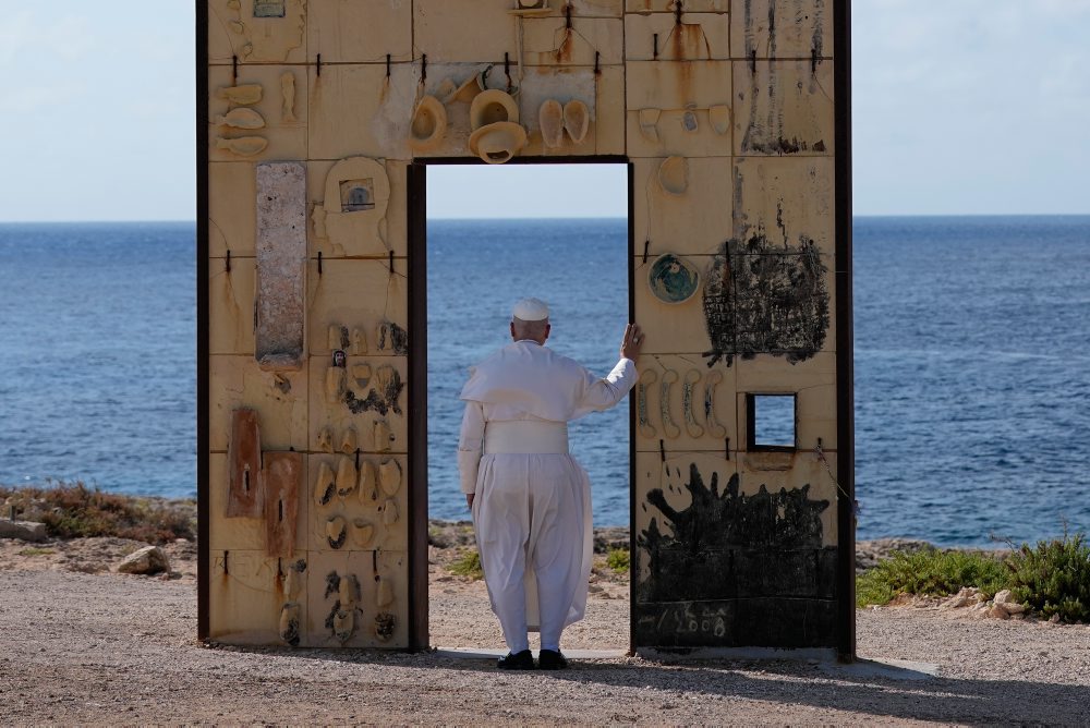 Pápež Lev na návšteve talianskeho ostrova Lampedusa