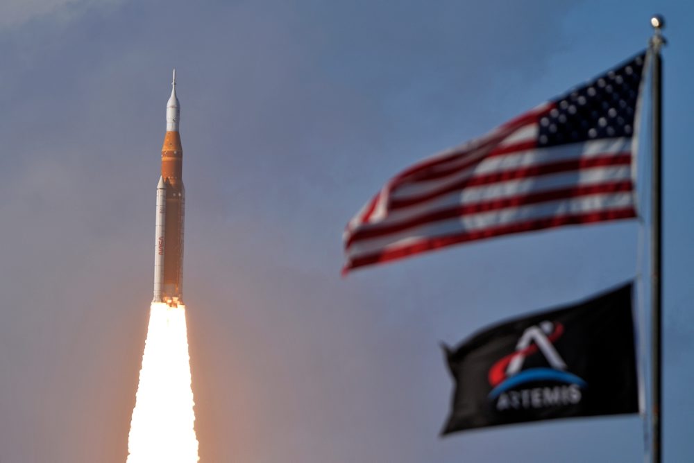 NASA úspešne odštartovala svoju misiu Artemis 2 s ľudskou posádkou k Mesiacu