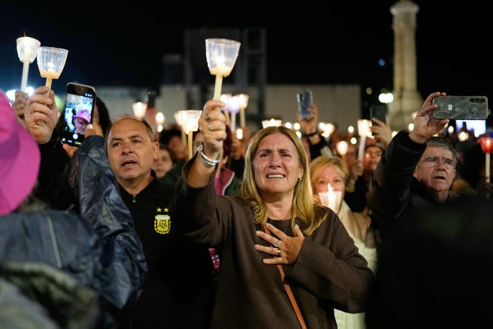Sviečková procesia so sochou Fatimskej Panny Márie vo Fatime 