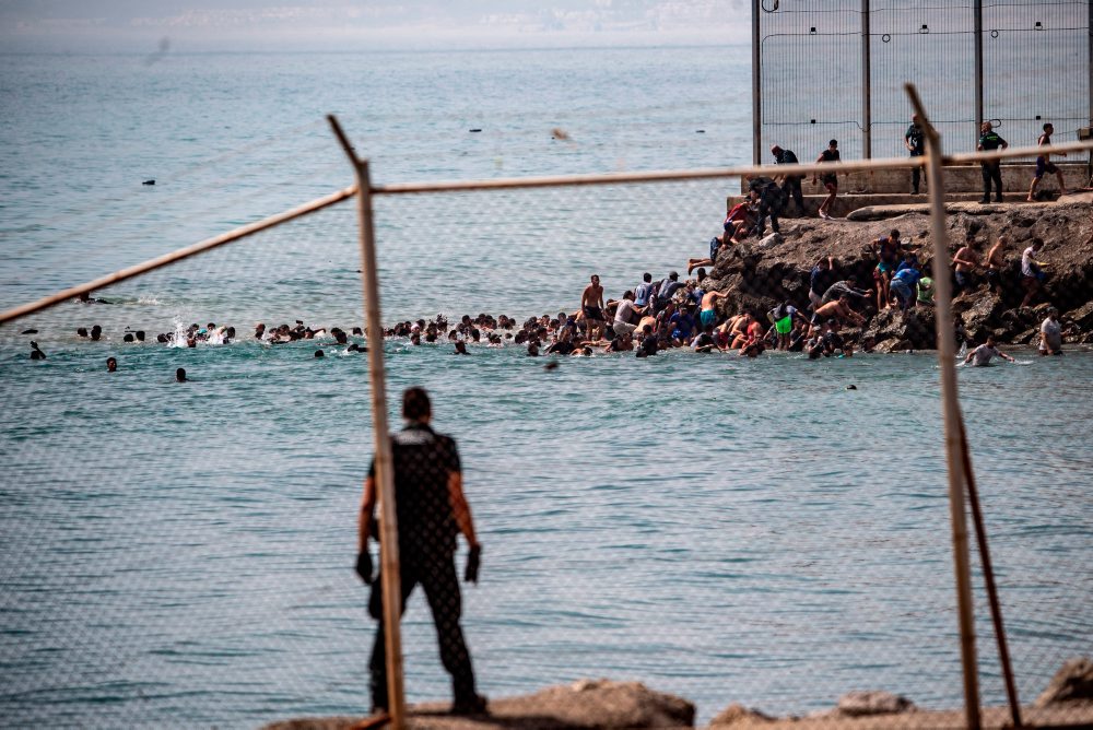 Tisíce migrantov prenikli do enklávy Ceuta