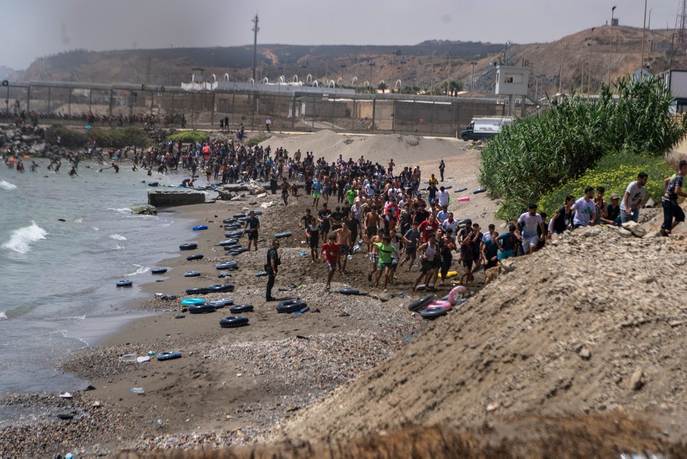 Tisíce migrantov prenikli do enklávy Ceuta