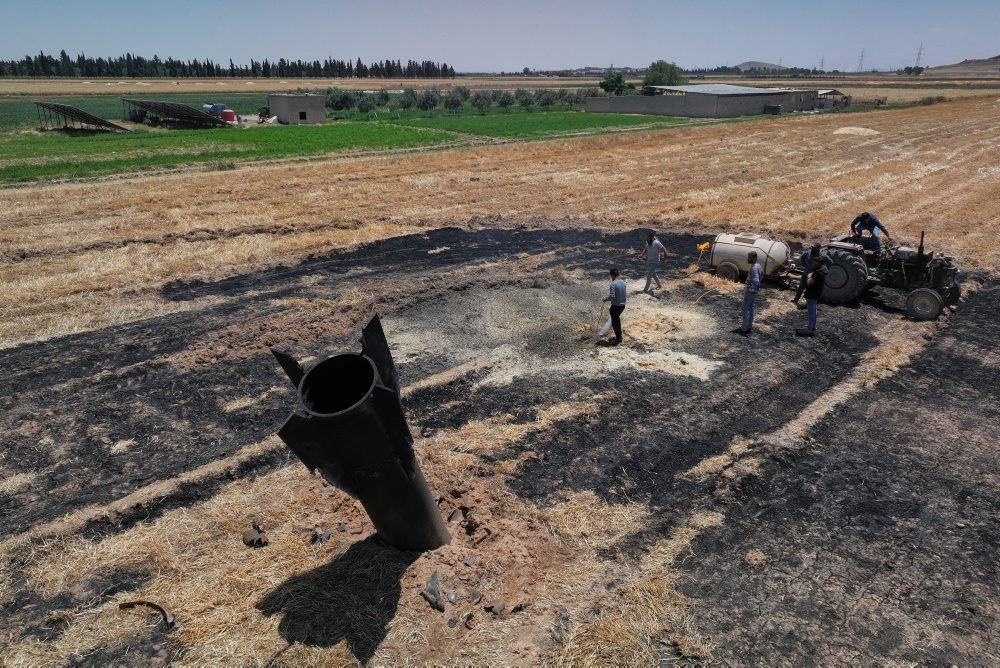 Dopad iránskej rakety na pole v Sýrii  