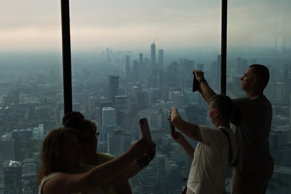 Dym z lesných požiarov v severozápadnej časti Ontária zahalil Toronto
