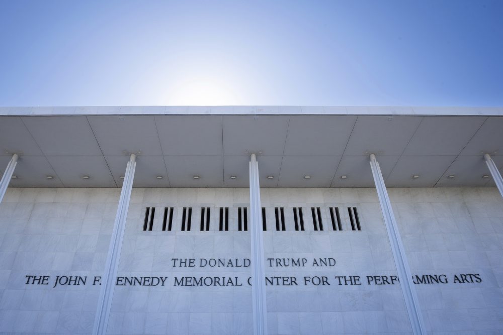 Trumpovo meno bolo do názvu Kennedyho centra pridané nezákonne