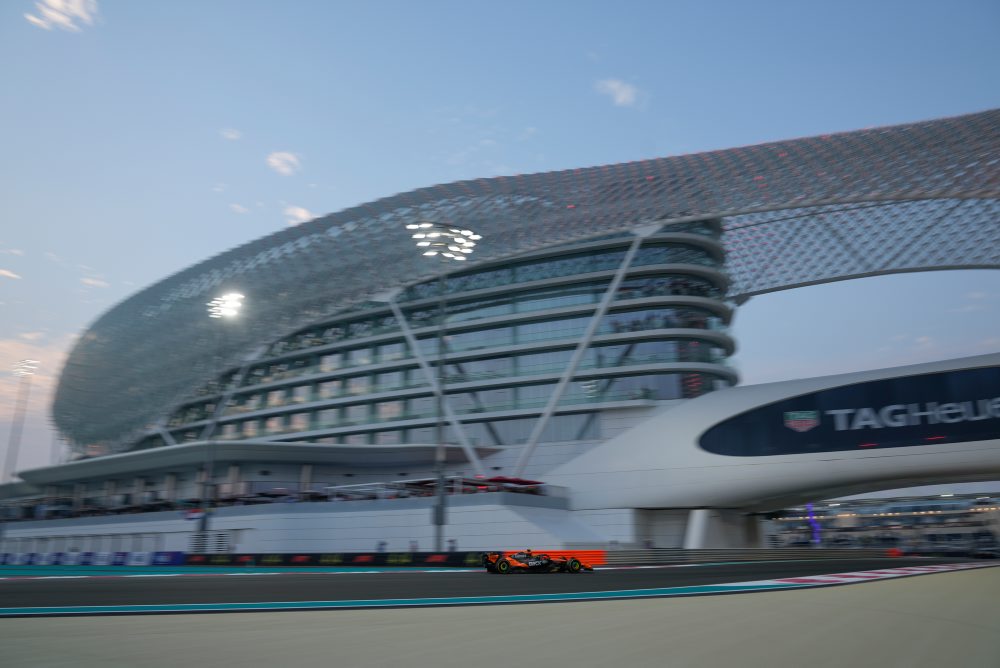 Brit Lando Norris v druhom tréningu na okruhu Yas Marina v Abú Zabí 