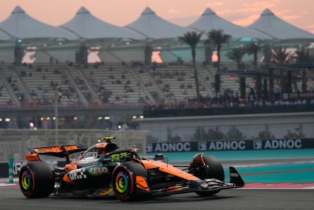 Brit Lando Norris v druhom tréningu na okruhu Yas Marina v Abú Zabí 