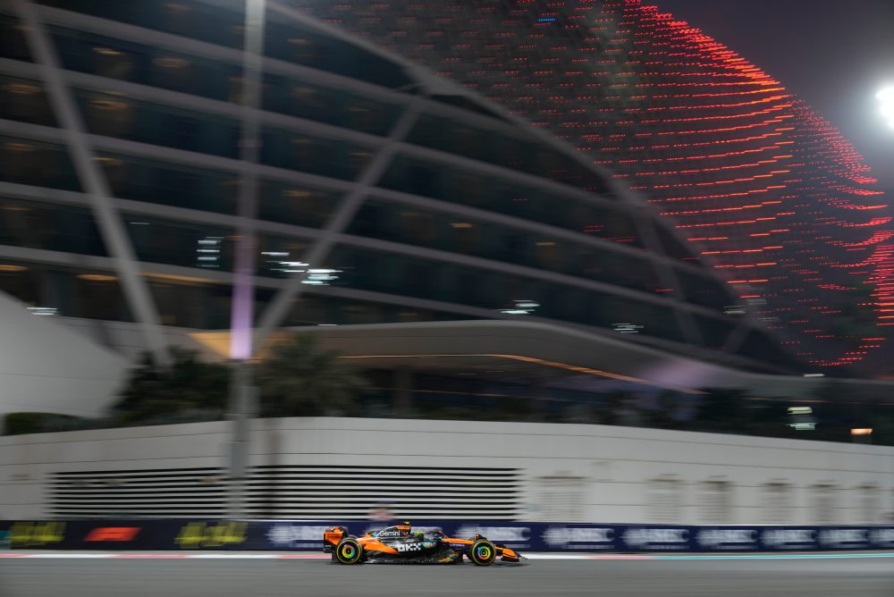 Brit Lando Norris v druhom tréningu na okruhu Yas Marina v Abú Zabí 