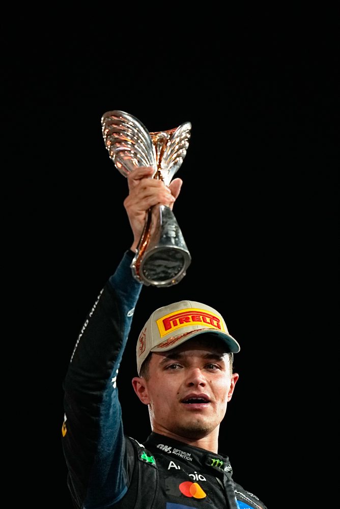 Brit Lando Norris novým majstrom sveta, stačilo mu na to tretie miesto na Veľkej cene Abú Zabí