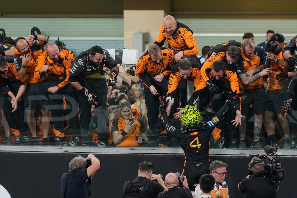 Brit Lando Norris novým majstrom sveta, stačilo mu na to tretie miesto na Veľkej cene Abú Zabí