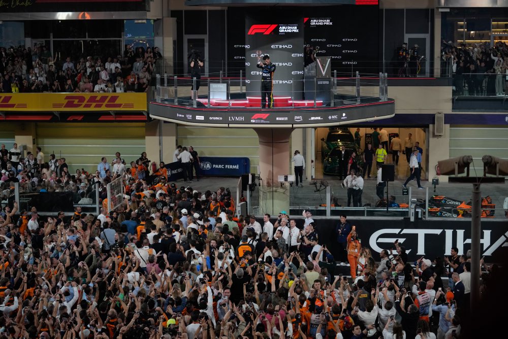 Brit Lando Norris novým majstrom sveta, stačilo mu na to tretie miesto na Veľkej cene Abú Zabí