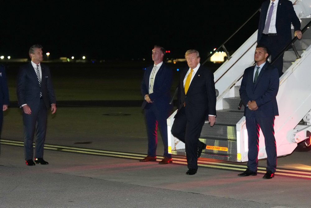 Donald Trump potvrdil, že zo summitu NATO v Turecku odletel iným lietadlom pre možnú hrozbu