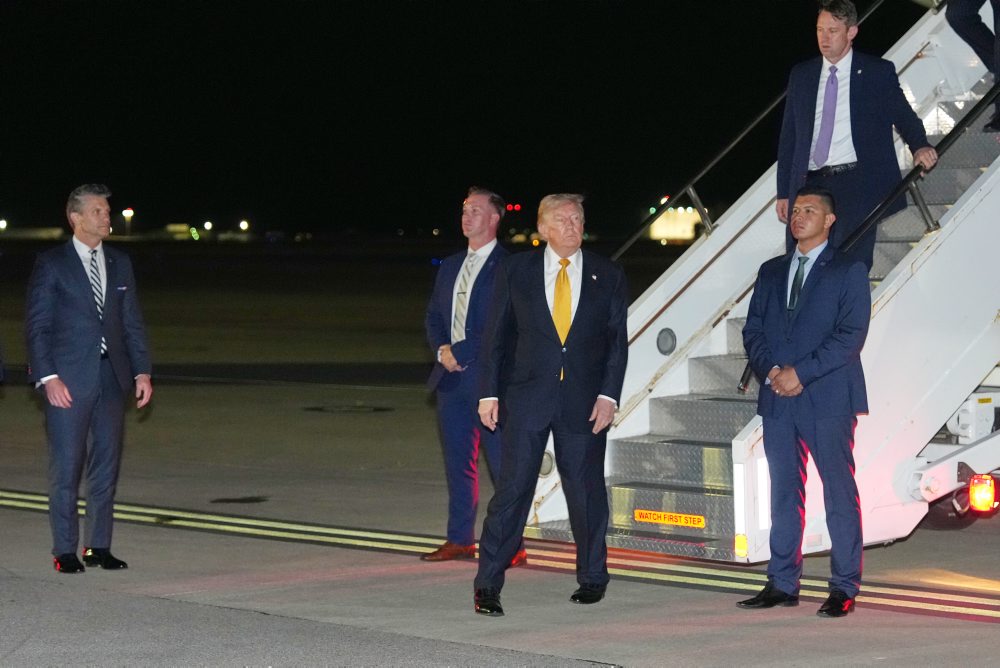Donald Trump potvrdil, že zo summitu NATO v Turecku odletel iným lietadlom pre možnú hrozbu