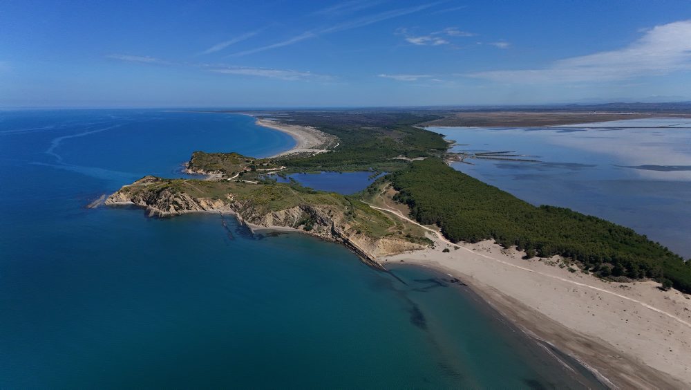 Protesty proti stavbe letoviska, za ktorou je Trumpov zať, v Albánsku neutíchajú