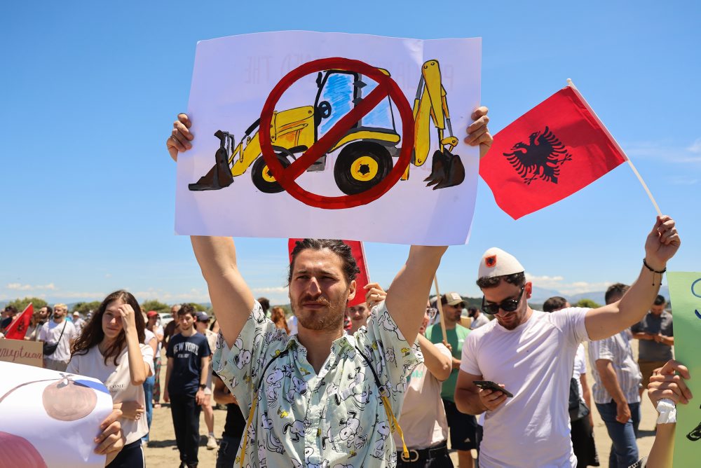 Protesty proti stavbe letoviska, za ktorou je Trumpov zať, v Albánsku neutíchajú