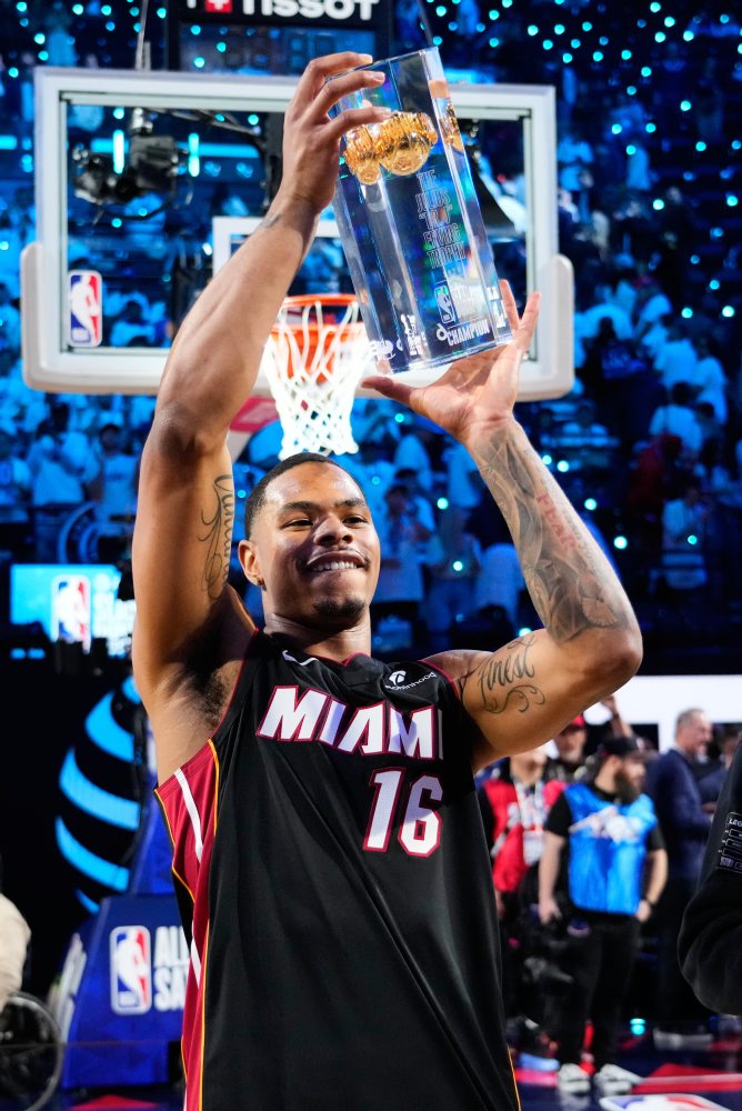 Súťaž trojkárov pre Lillarda, najlepším smečiarom Johnson