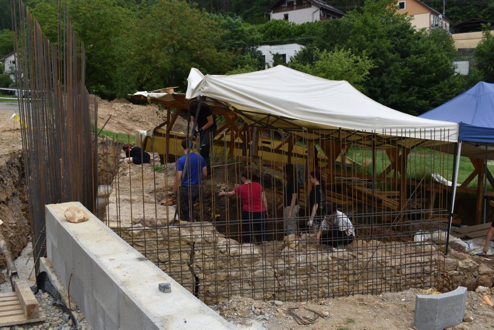 N.Baňa: Po prekládke cesty odkryli na Althandli štvrté nárožie Potterovho stroja