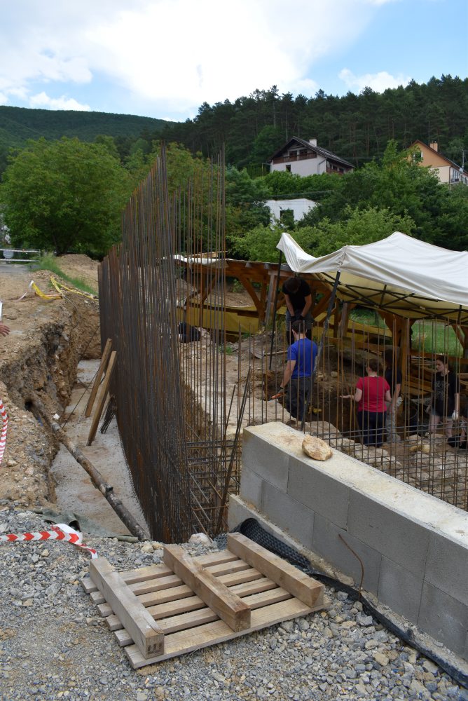 N.Baňa: Po prekládke cesty odkryli na Althandli štvrté nárožie Potterovho stroja