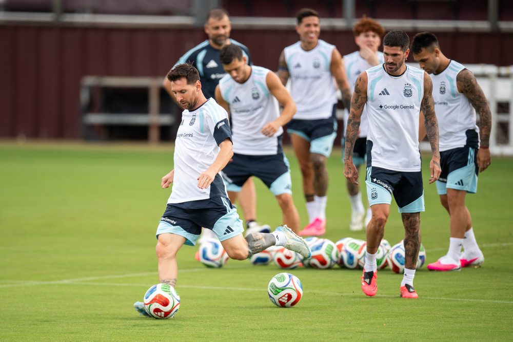 Messi sa zotavuje zo zranenia dobre, možno si zahrá už v príprave