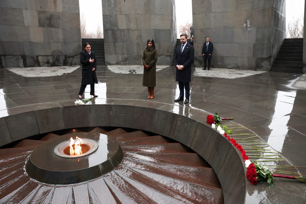 Americký viceprezident JD Vance navštívil v Jerevane pamätník obetiam arménskej genocídy Tsitsernakaberd