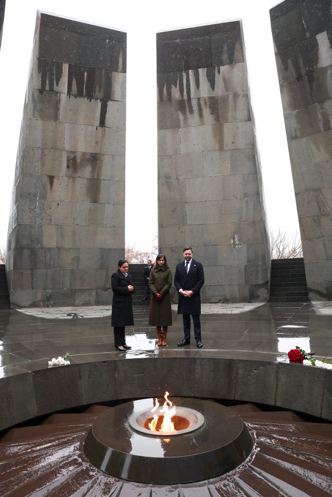 Americký viceprezident JD Vance navštívil v Jerevane pamätník obetiam arménskej genocídy Tsitsernakaberd