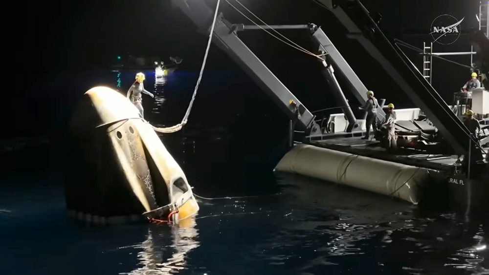 Členovia posádky misie Crew-11 z Medzinárodnej vesmírnej stanice sa vrátili predčasne na Zem 