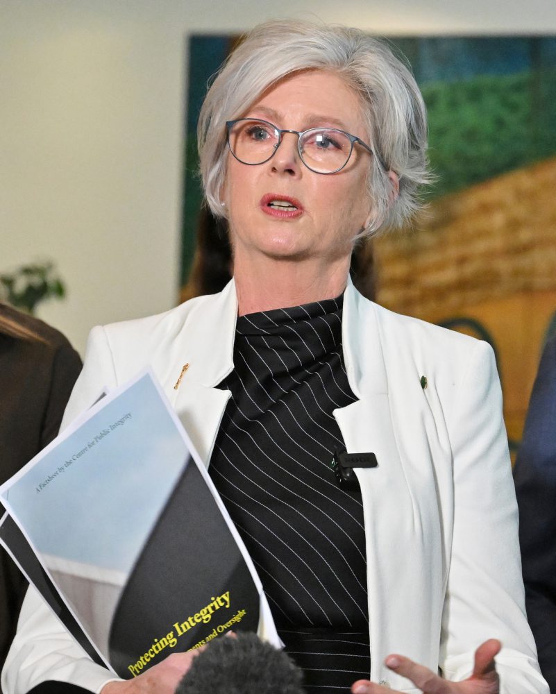 Austrálska poslankyňa prišla po útoku o obe nohy