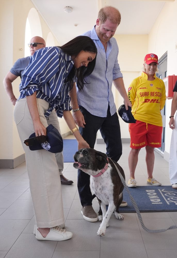 Princ Harry s manželkou Meghan sa stretli s preživšími vlaňajšej streľby na pláži Bondi 