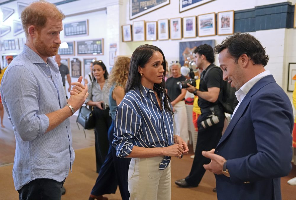 Princ Harry s manželkou Meghan sa stretli s preživšími vlaňajšej streľby na pláži Bondi 