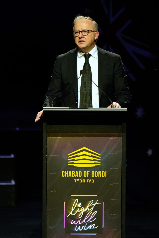 Deň smútku v Austrálii za obete streľby na pláži Bondi