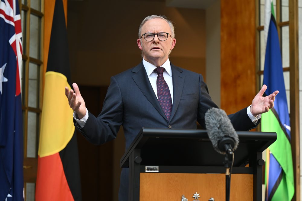 Austrália: Polícia obvinila mladíka za falošné hlásenia o streľbách v USA