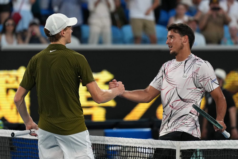 Talian Jannik Sinner postúpil do štvrťfinále dvojhry