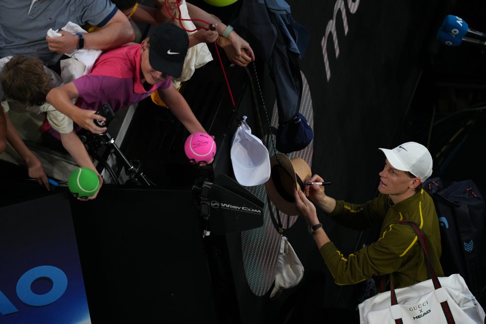 Talian Jannik Sinner postúpil do štvrťfinále dvojhry