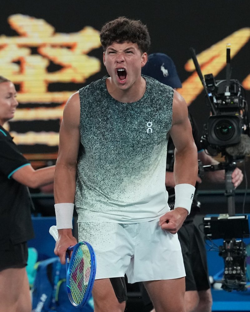 Američan Ben Shelton postúpil do štvrťfinále dvojhry