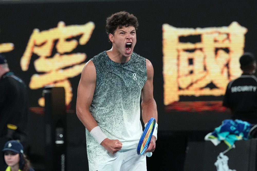 Američan Ben Shelton postúpil do štvrťfinále dvojhry