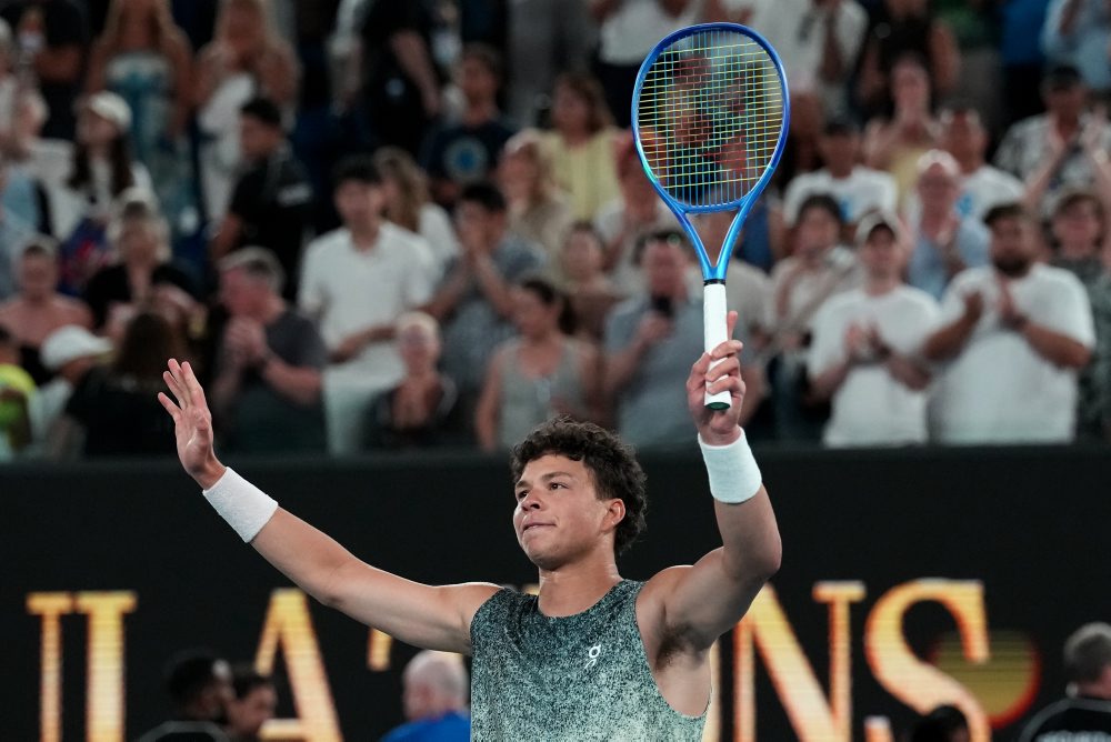 Američan Ben Shelton postúpil do štvrťfinále dvojhry
