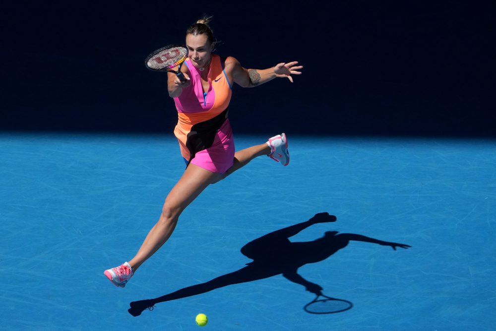 Bieloruska Arina Sobolenková postúpila suverénne do semifinále dvojhry
