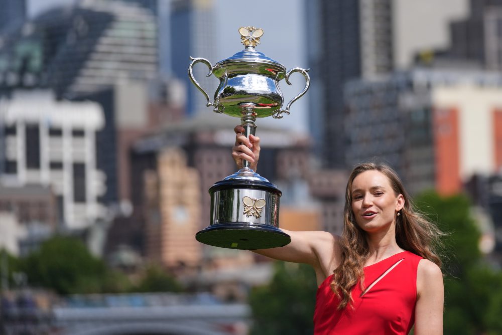 Rybakinová pózuje s trofejpu po zisku titulu v ženskej dvojhre na Australian Open 