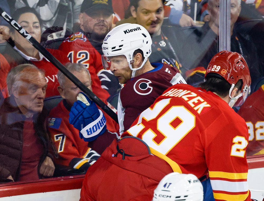 Zápas zámorskej hokejovej NHL: Calgary Flames - Colorado Avalanche   
