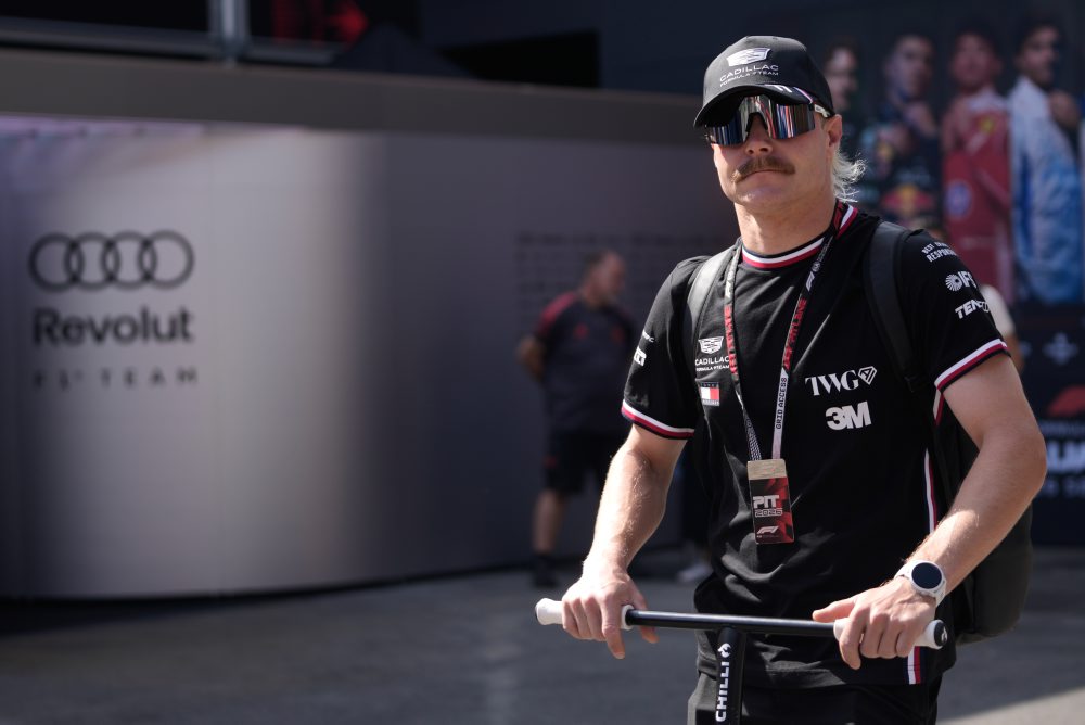 F1: Bottas vymenil monopost za bicykel, na VC Singapuru dorazil po 420 km